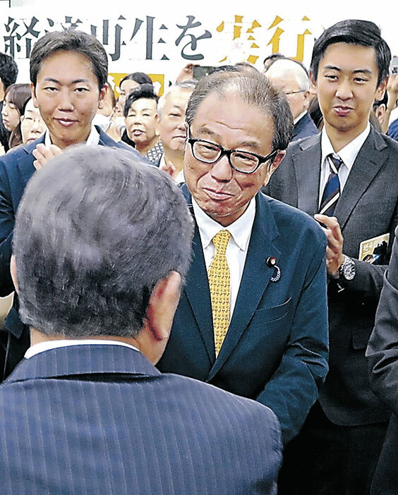 茂木氏と握手する上田氏＝都内