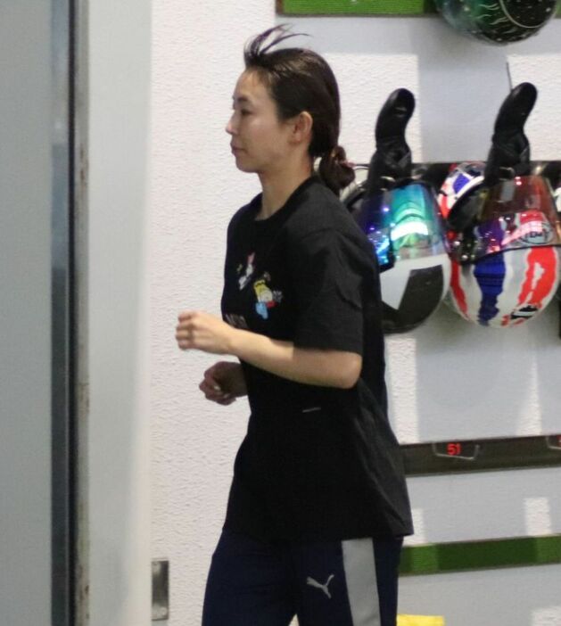 転覆後、小走りで整備室に向かう守屋美穂