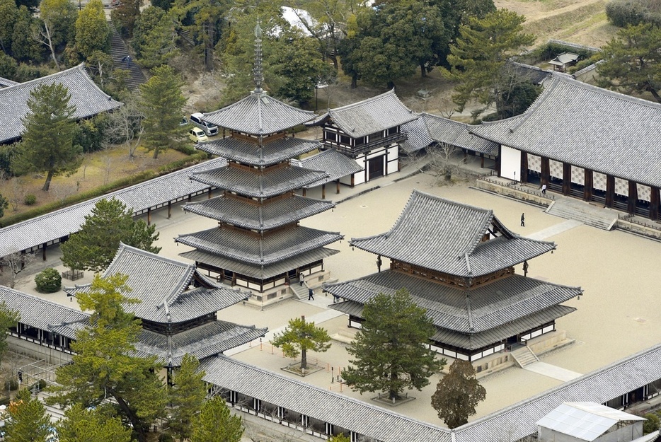 法隆寺の五重塔（中央左）と金堂（同右）＝奈良県斑鳩町