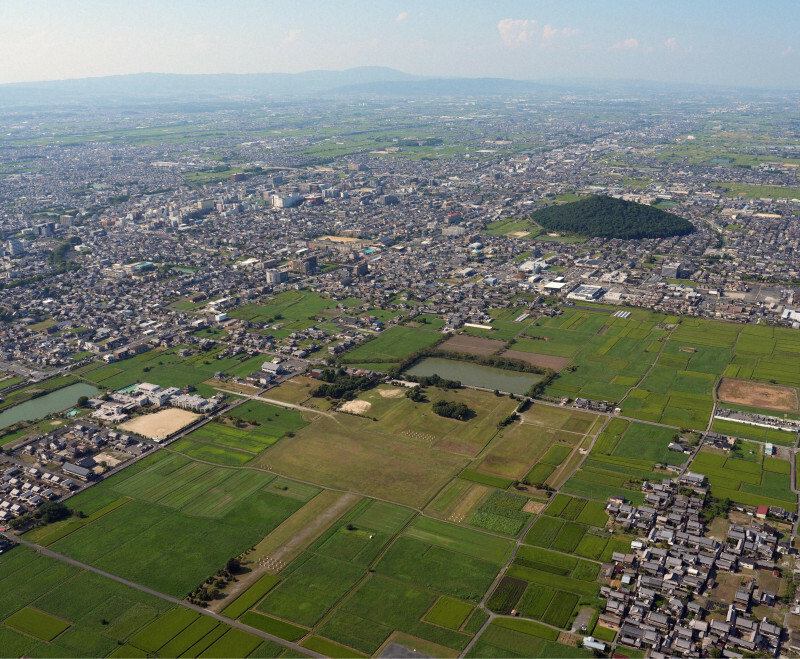 世界文化遺産の推薦候補に選ばれた「飛鳥・藤原の宮都」の藤原宮跡（中央）。右奥は耳成山＝橿原市で2024年9月9日午後3時4分、本社ヘリから