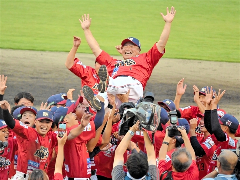 試合後のセレモニーで、選手から胴上げされる岩村監督（中央）