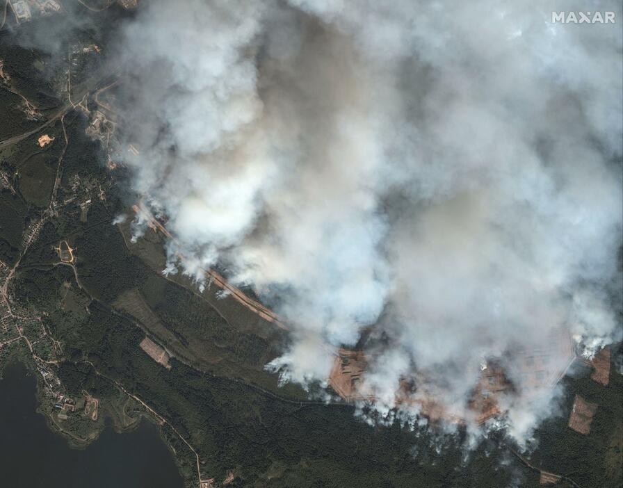 18日、ロシア西部トベリ州トロペツで爆発した弾薬庫の衛星画像（マクサー・テクノロジーズ提供、ロイター＝共同）