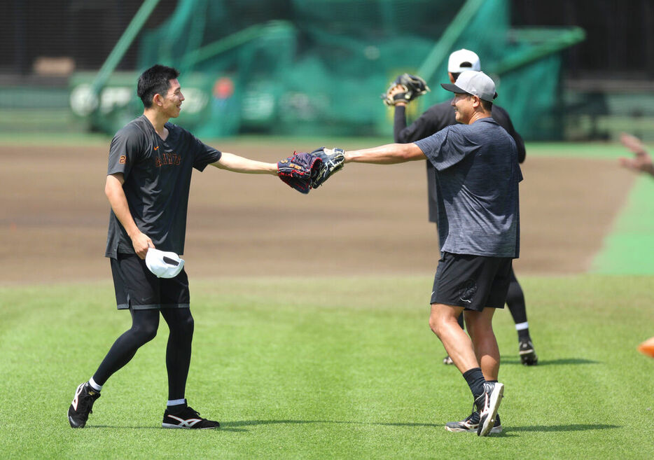 Ｇ球場で調整し、戸郷（左）とタッチを交わす菅野（カメラ・中島　傑）