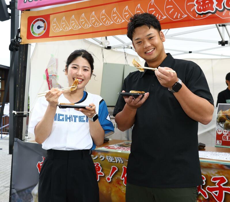 　クラフト餃子フェスの餃子を試食する滝谷美夢さん（左）と谷口雄也さん（撮影・中島達哉）