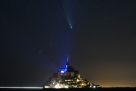 仏北西部ノルマンディーのモンサンミシェル上空で観測された「ネオワイズ彗星（C/2020 F3）」。2020年3月27日、米航空宇宙局（NASA）の赤外線衛星「ネオワイズ」によって発見された（2020年7月22日撮影）。