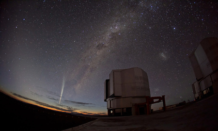 南米チリにある欧州南天天文台（ESO）のパラナル観測所で、近日点通過後に撮影された「ラブジョイ彗星（C/2011 W3）」（2011年12月22日撮影、12月24日提供）。