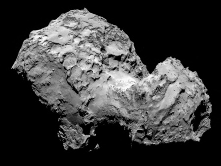 欧州宇宙機関（ESA）の周回探査機ロゼッタが285キロの距離から撮影した「チュリュモフ・ゲラシメンコ彗星（67P）」。ロゼッタは総距離60億キロに及ぶ10年越しの追跡の末に同彗星と歴史的な「ランデブー」を果たした（2014年8月3日撮影、8月6日取得）。