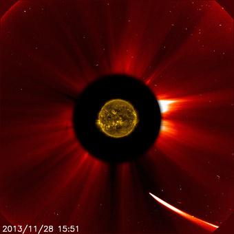 太陽に近づく「アイソン彗星（ISON）」（写真下部）の合成画像。米航空宇宙局（NASA）と欧州宇宙機関（ESA）が共同開発した太陽観測衛星SOHOが捉えた（2013年11月28日撮影）。