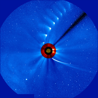 太陽に最接近する「アイソン彗星（ISON）」のタイムラプス画像。写真右下から近づき、減光しながら右上方向に遠ざかっている。太陽を周回するにつれて大きさが縮小しており、その後は彗星の核が消滅した可能性が高い（2013年12月2日公開）。