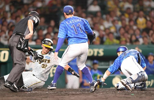 阪神の青柳晃洋投手のセーフティースクイズで生還する井上広大選手(写真:時事)