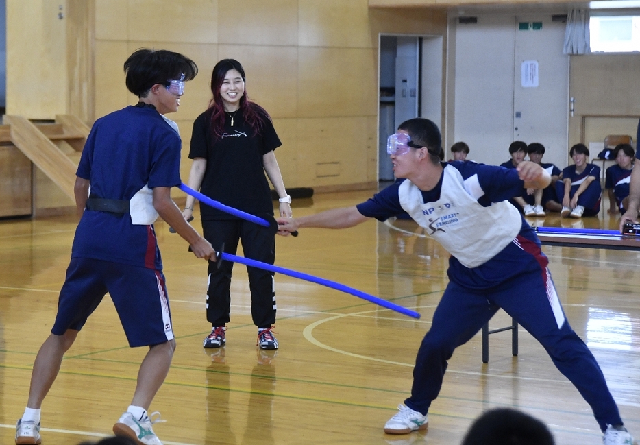 木村毬乃さん（中央）から指導を受けながらフェンシングを体験する生徒たち