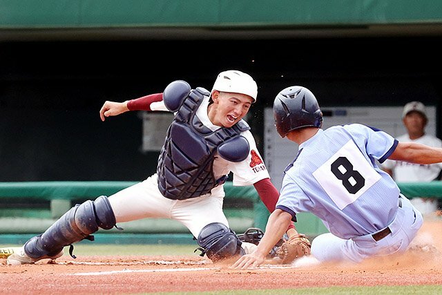 ３位決定戦　砺波－高岡第一　７回裏高岡第一１死一、三塁　高岡第一の追加点を阻止する砺波の嶋倉（左）