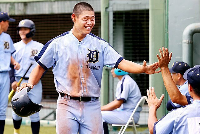 ３位決定戦　砺波－高岡第一　７回裏高岡第一２死満塁、田中の適時打で生還し、ベンチの仲間とハイタッチを交わす猪谷