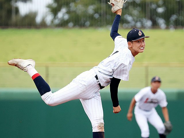 決勝　富山第一－富山北部　歯を食いしばって投げる富山第一の先発和泉