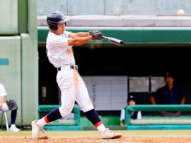 決勝　富山第一－富山北部　３回表富山第一２死満塁、２点適時打を放つ武田