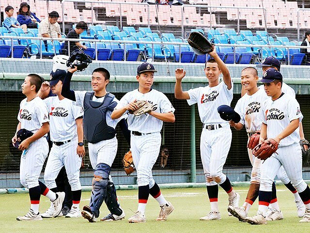 優勝し、試合後に笑顔を見せる富山第一の選手たち