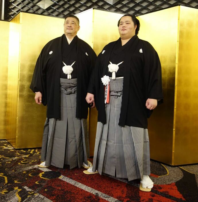 大関昇進披露宴を行った琴桜（右）と師匠の佐渡ヶ嶽親方