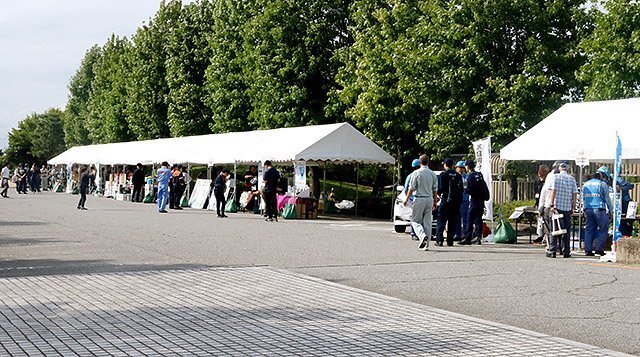 黒部市総合公園には防災に関するさまざまな展示ブースが設けられた＝黒部市堀切