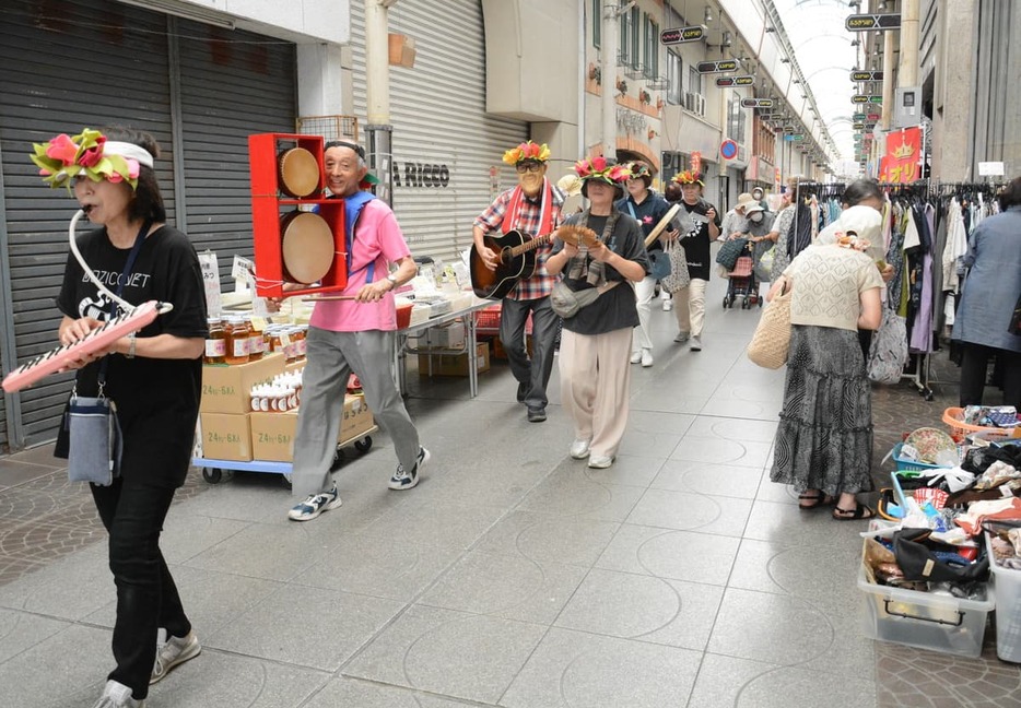 商店街を練り歩く「チンドン隊」