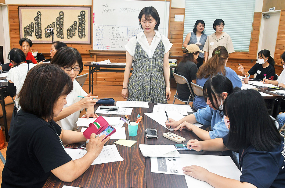 LINEスタンプ作りを楽しむ参加者ら＝25日、鹿児島県和泊町