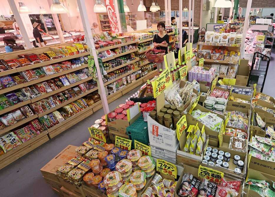 スーパーマーケットの加工食品売り場＝東京都練馬区