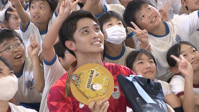 母校で児童と交流する花車選手　付属坂出小学校　坂出市文京町