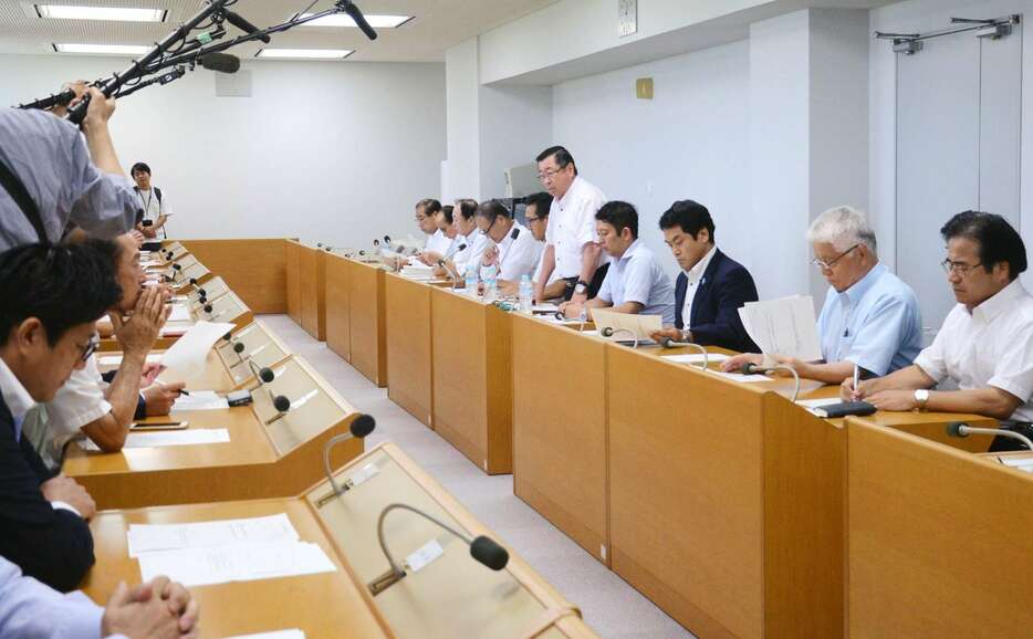 百条委員会設置について議論する自民党鹿児島県議団総会＝５日、県議会庁舎