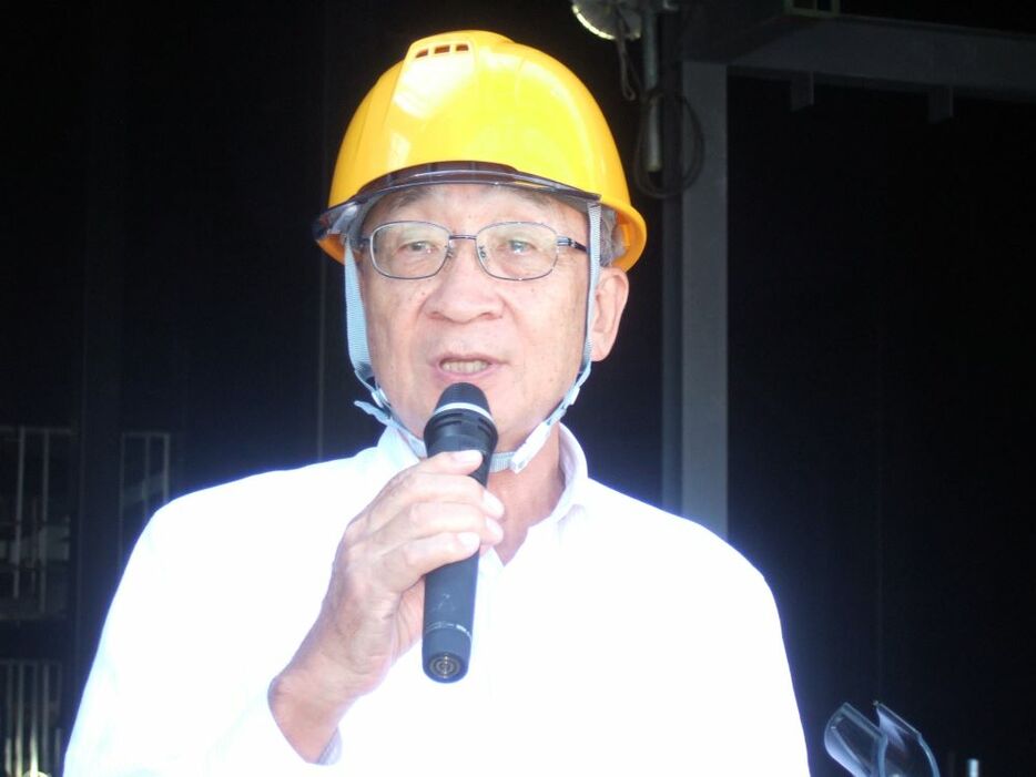 建設状況を説明する中村委員長