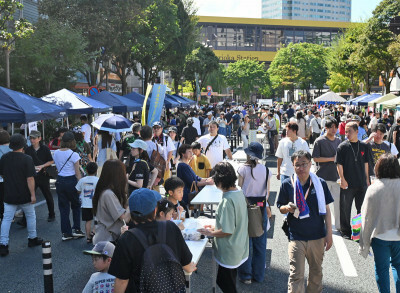 歩行者天国となり、市民や観光客でにぎわう会場＝７日、盛岡市盛岡駅前通