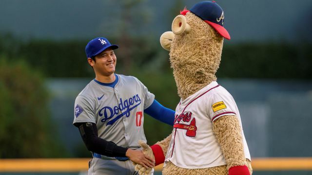 敵地マスコットキャラクターと握手をかわす大谷翔平選手(写真：AP/アフロ)