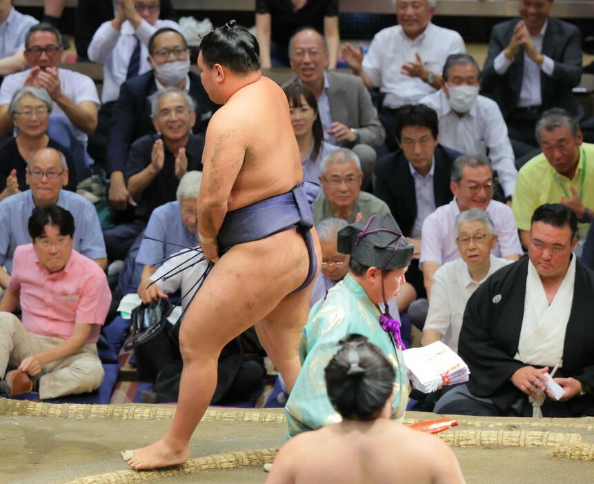 　王鵬（手前）に敗れ、礼を合わせず土俵を去る豊昇龍（撮影・吉澤敬太）