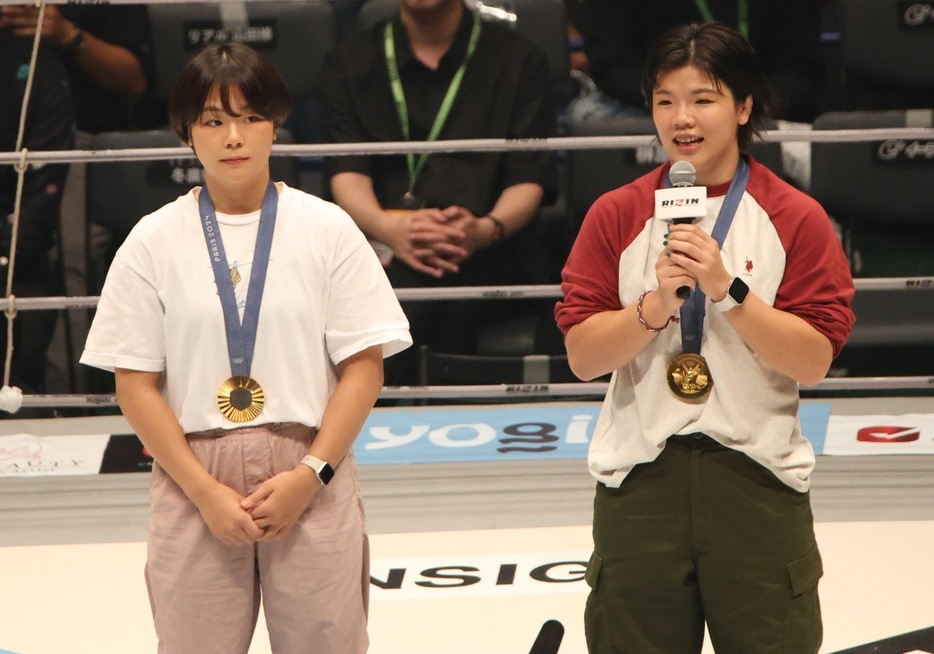 藤波朱理（左）と鏡優翔（右）がリングイン