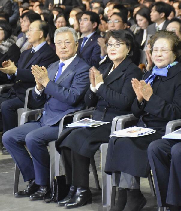 1月、韓国・高陽での行事に出席した文在寅前大統領（左）（共同）