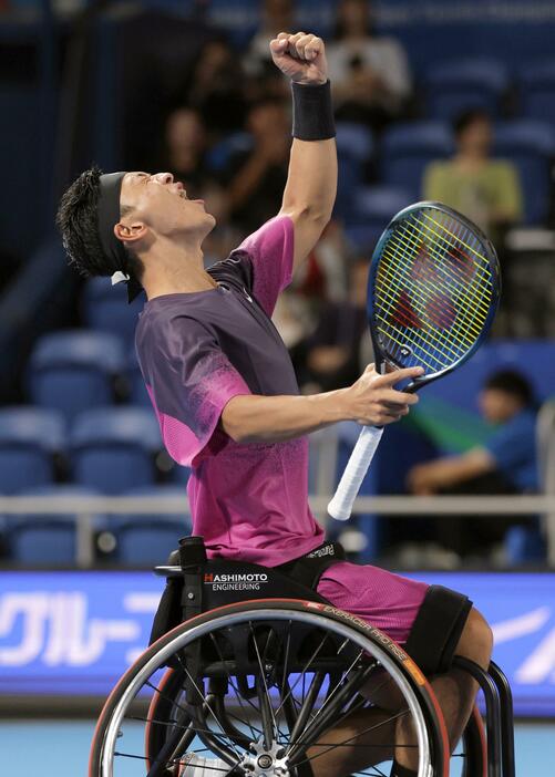 車いすの部シングルス準決勝で勝利し、ガッツポーズする小田凱人＝有明コロシアム