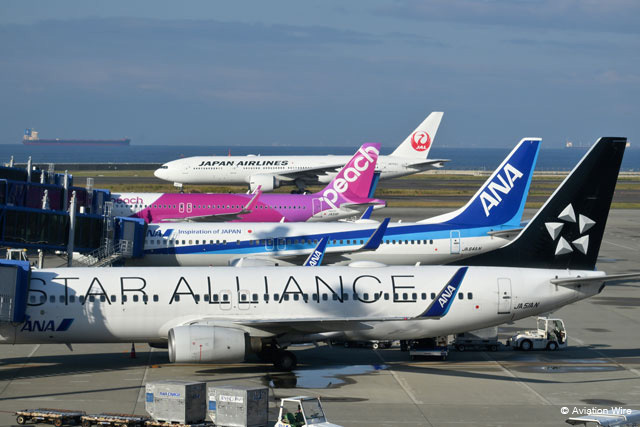 7月の定時到着率が好調だった（奥から）JAL、ピーチ、ANA＝PHOTO: Tadayuki YOSHIKAWA/Aviation Wire