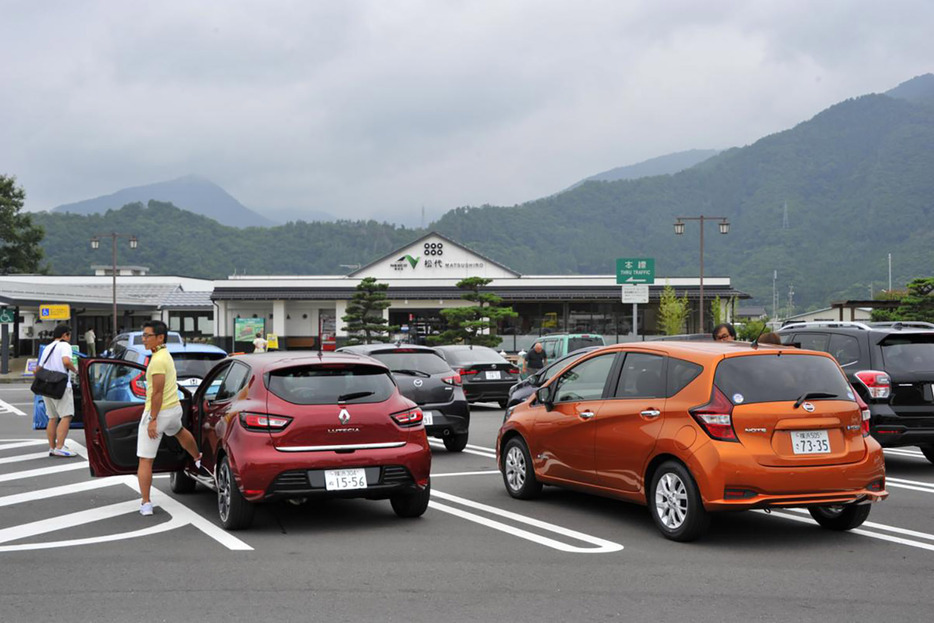 日本の高速道路では、各所にサービスエリアやパーキングエリアが設置されている。しかも、その多くは飲食や買い物ができるような施設となっている。これは海外のサービスエリアと比較するとかなり特殊な構造だという。