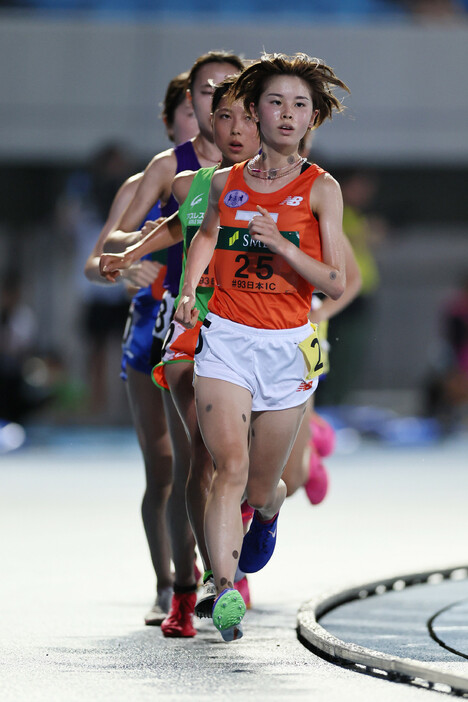 陸上の日本学生対校選手権。女子１万メートルで力走する不破聖衣来（手前）＝１９日、川崎市のＵｖａｎｃｅとどろきスタジアム　ｂｙ　Ｆｕｊｉｔｓｕ