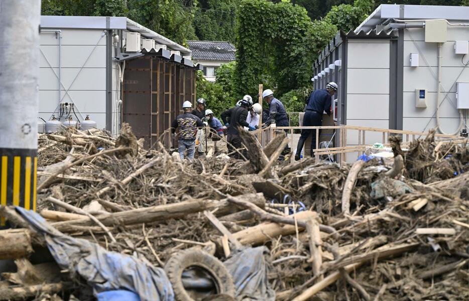 豪雨による無数の流木が押し寄せた、石川県輪島市門前町浦上地区の仮設住宅＝30日午後