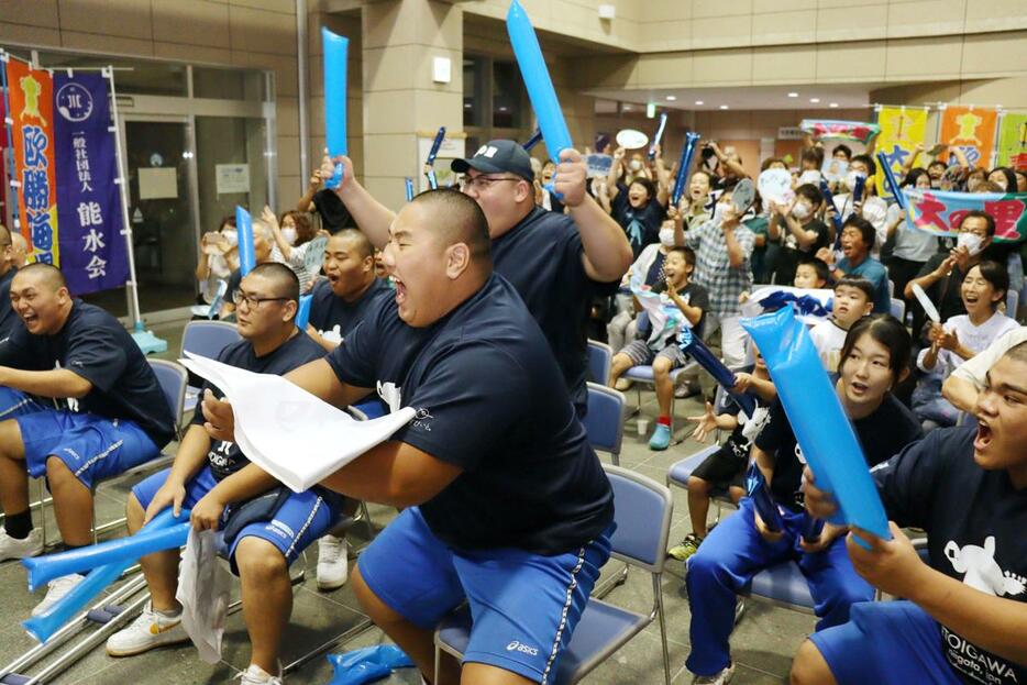 大の里が優勝を決め、喜びに沸く海洋高相撲部員や市民ら＝９月２１日、糸魚川市能生