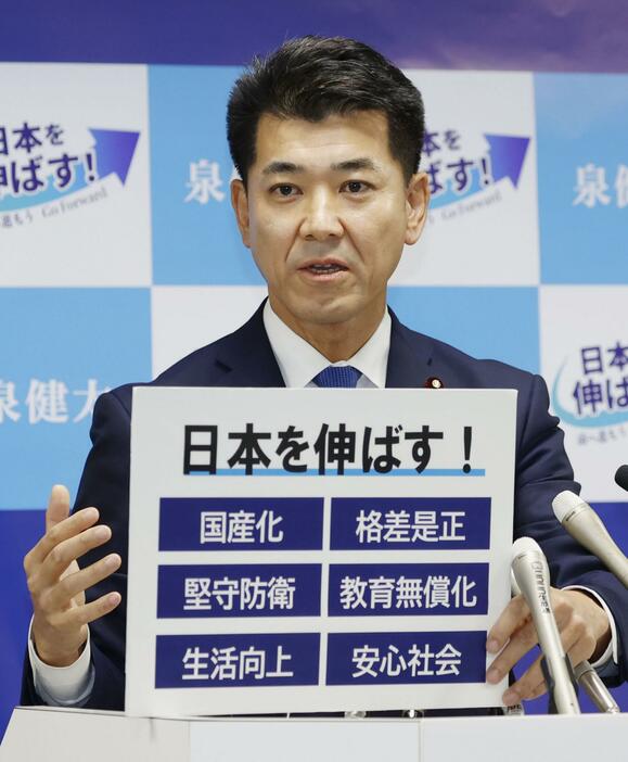 記者会見で立憲民主党代表選への立候補を表明する泉代表＝6日午前、東京・永田町の党本部