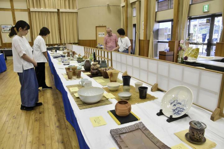 八幡浜陶芸会のメンバーによる多彩な作品が並ぶ会場