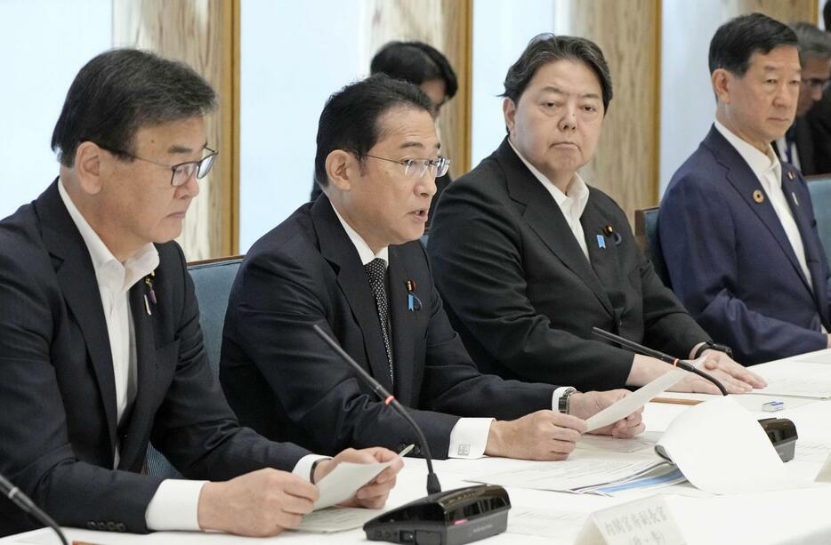 原子力関係閣僚会議であいさつする岸田首相（左から2人目）＝6日午前、首相官邸