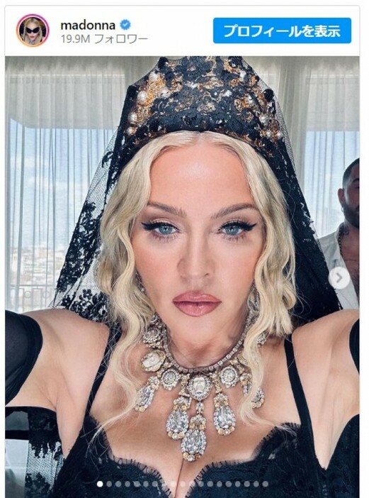 マドンナ、黒いベールでドルチェ＆ガッバーナのショーにドラマティックに来場！※「Madonna」インスタグラム