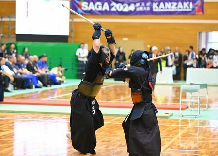 剣道少年男子決勝・佐賀―福岡　副将戦、メンを決める弓翔太（左、龍谷高）。１本勝ちを収め、優勝を決める덂神埼市の神埼中央公園体育館