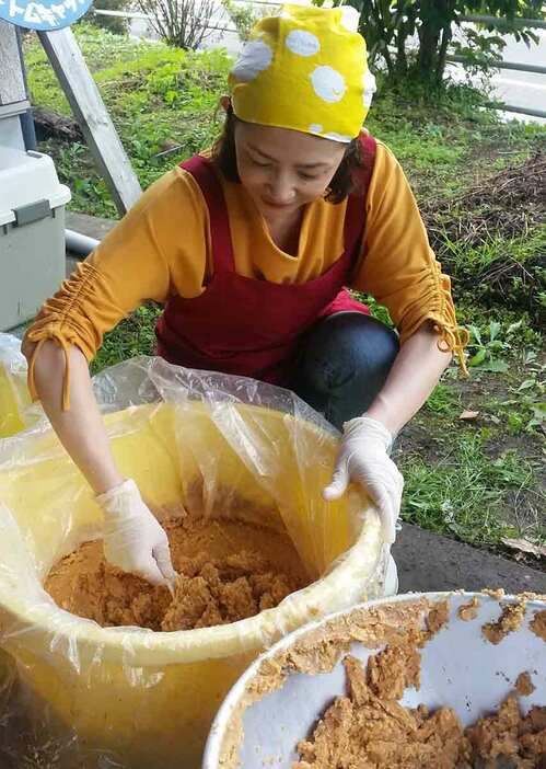 味噌づくりに勤しむ西村さん（写真提供◎西村さん）