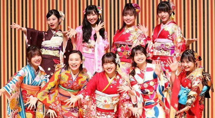 AKB48グループの成人式で笑顔を見せるHKT48の前列左から深川舞子、豊永阿紀、田島芽瑠、松岡はな、村川緋杏、（後列左から）月足天音、上野遥、山内祐奈、長野雅＝2020年