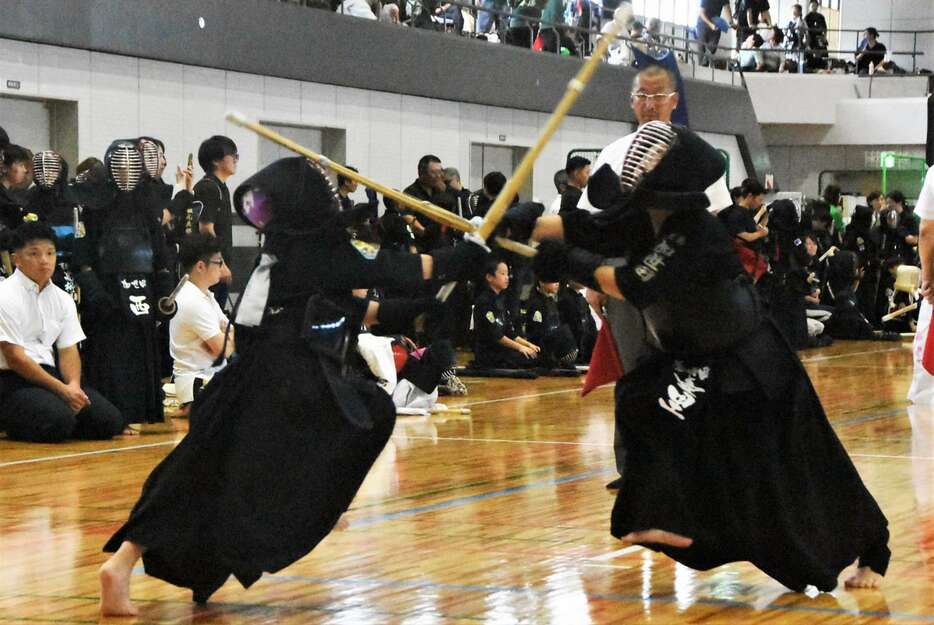 初戦でメンを決める加世田剣道スポーツ少年団の金峰学園６年宮里将聖さん（右）＝南さつま市