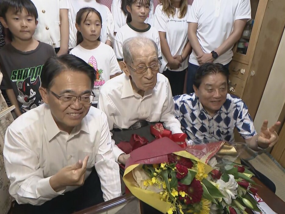 数え年で100歳を迎えた鈴置さんをお祝いする大村愛知県知事と河村名古屋市長