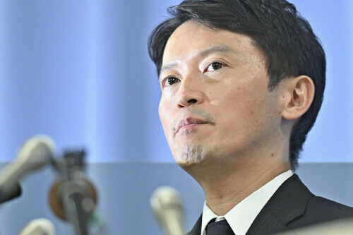 記者会見で自身の進退について説明する斎藤氏（２６日午後、兵庫県庁で）