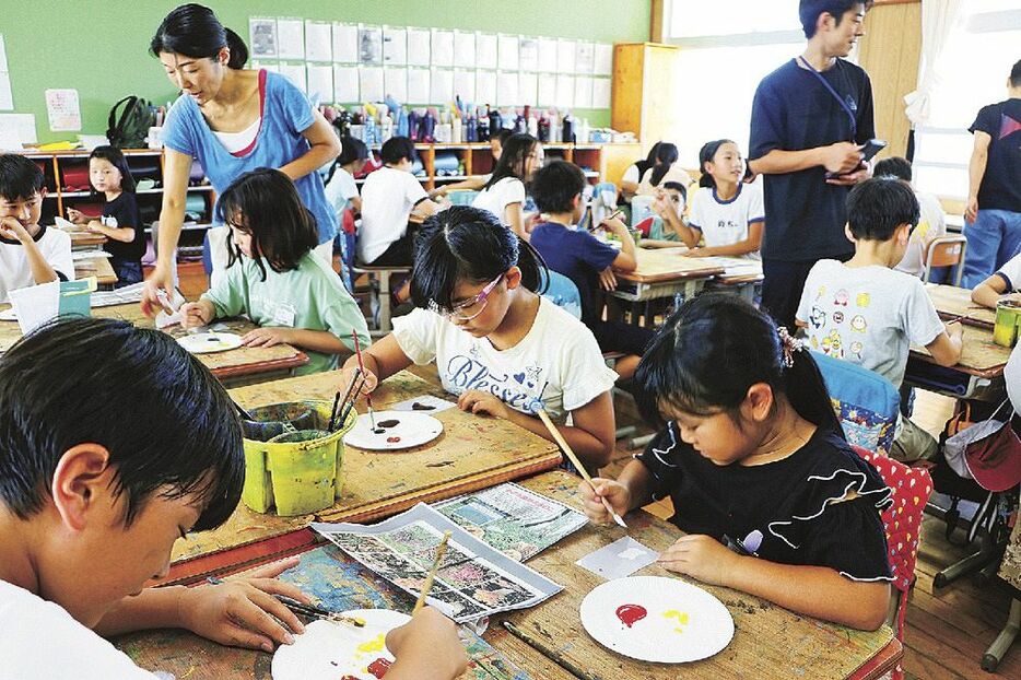 夢中になってキノコの絵を描く田辺第一小学校の４年生（和歌山県田辺市上屋敷１丁目で）